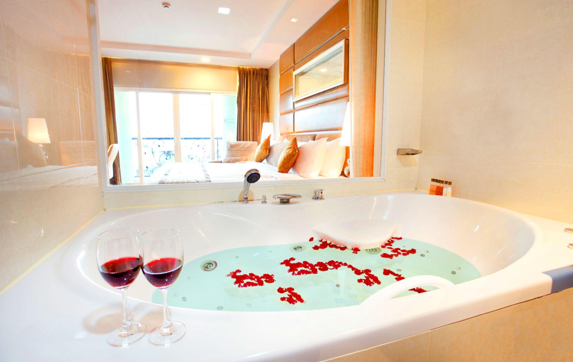 Jacuzzi Room 7