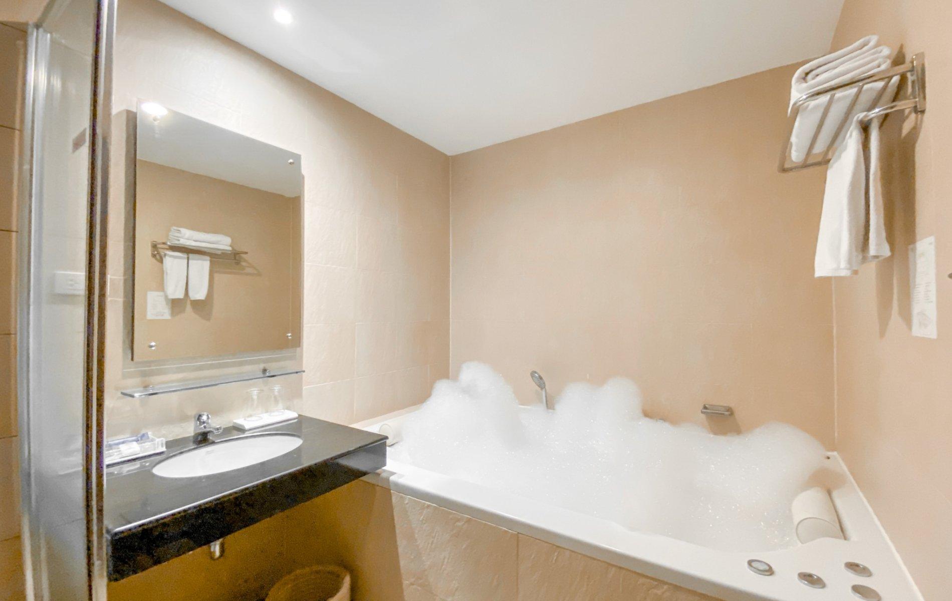 Jacuzzi Room 5