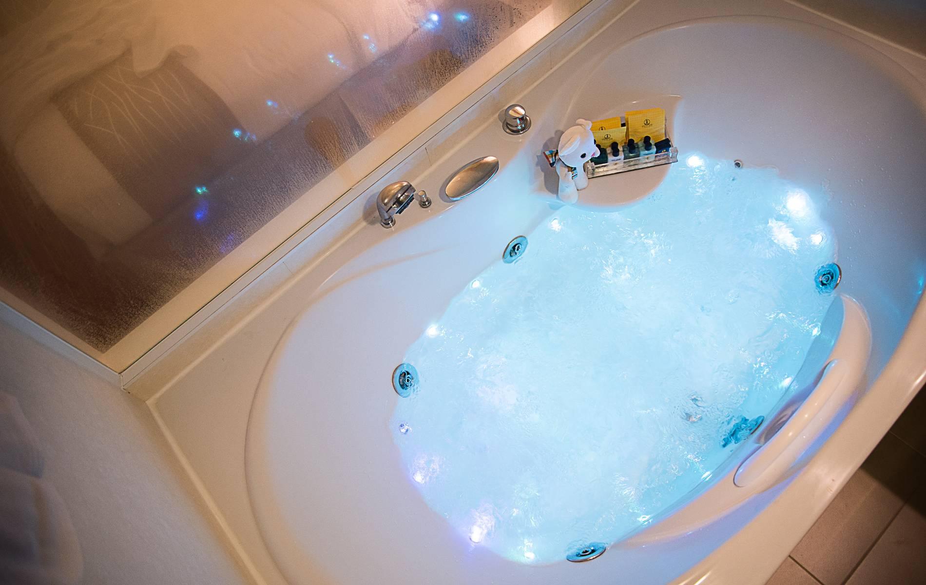 Jacuzzi Room 6